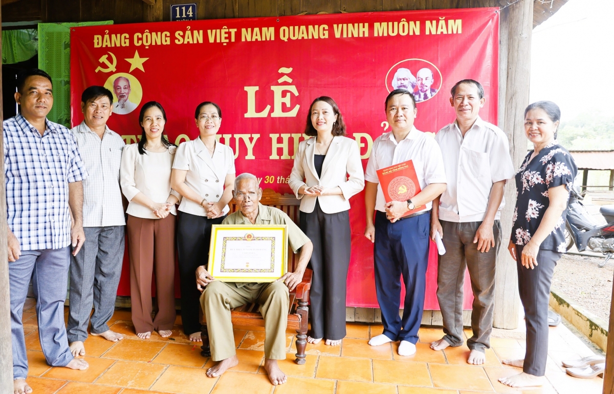 Huy hiệu 55 năm tuổi Đảng được trao cho đảng viên lão thành Lâm Văn Rua, 83 tuổi.