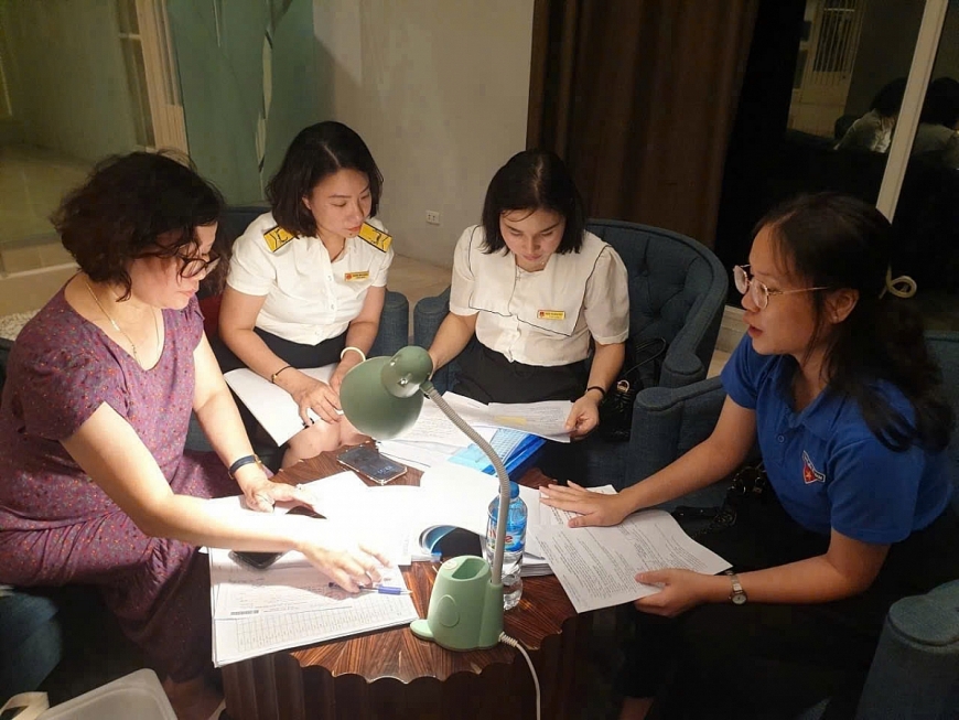 Cán bộ Thuế TP Hà Nội làm việc từ sáng đến tối muộn.