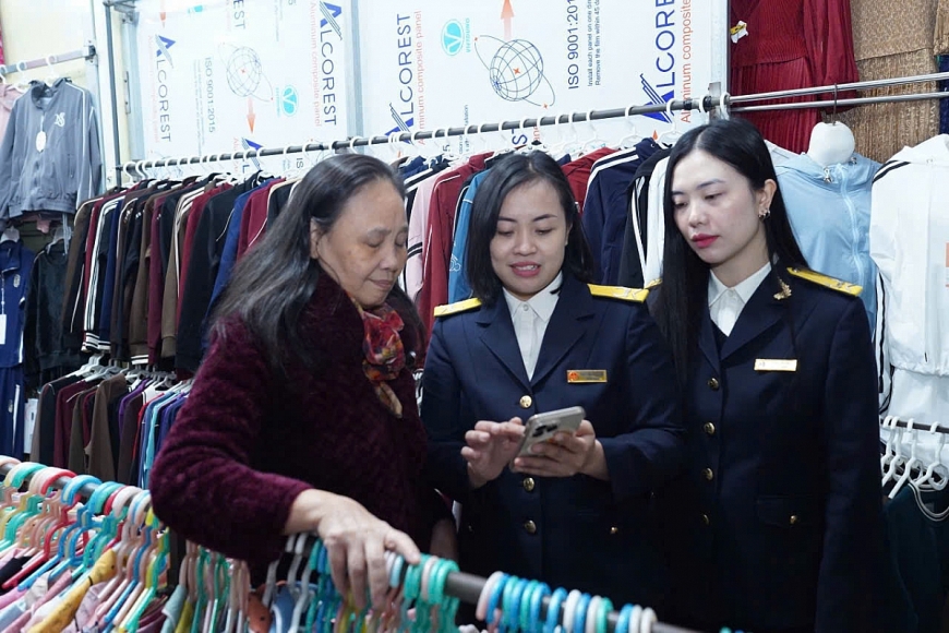 Cán bộ Thuế TP Hà Nội hướng dẫn các hộ kinh doanh việc chuyển đổi từ thuế khoán sang kê khai.