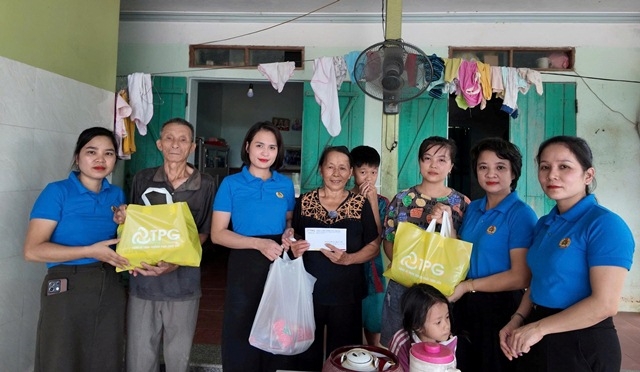 Công ty quan tâm thăm hỏi động viên các gia đình bị thiệt hại  cơn bão số 10