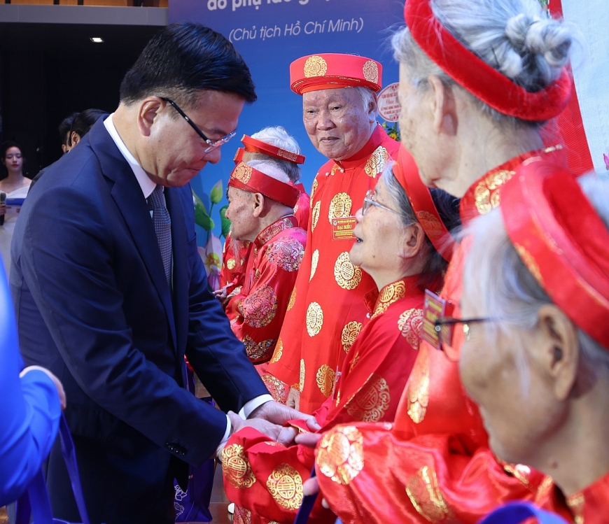 Phó thủ tướng Lê Thành Long tặng quà các cụ trên 90 tuổi