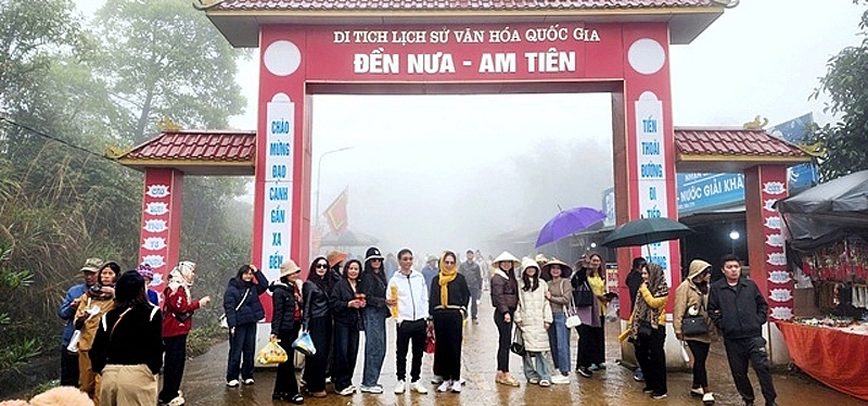 Huyệt thiêng Am Tiên mở cửa đón khách trở lại.