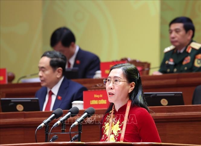 Đồng chí Bùi Thị Quỳnh Vân, Ủy viên Đoàn Thư ký Đại hội đọc Thông báo về thư, điện chúc mừng của các chính đảng, tổ chức và bạn bè quốc tế gửi Đại hội