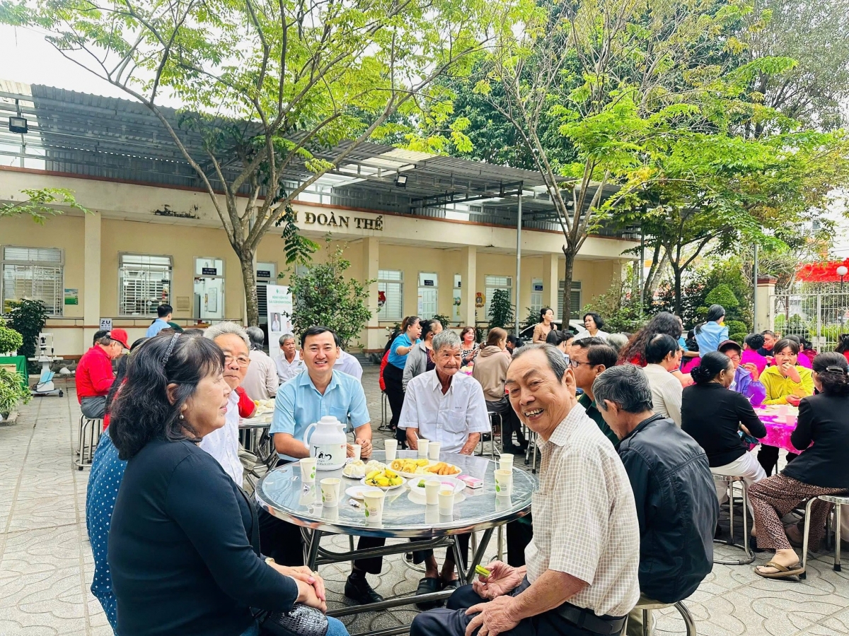 Cà phê sáng cùng hội viên Hội Người Cao tuổi và Hội Chữ thập đỏ phường Chánh Hiệp.