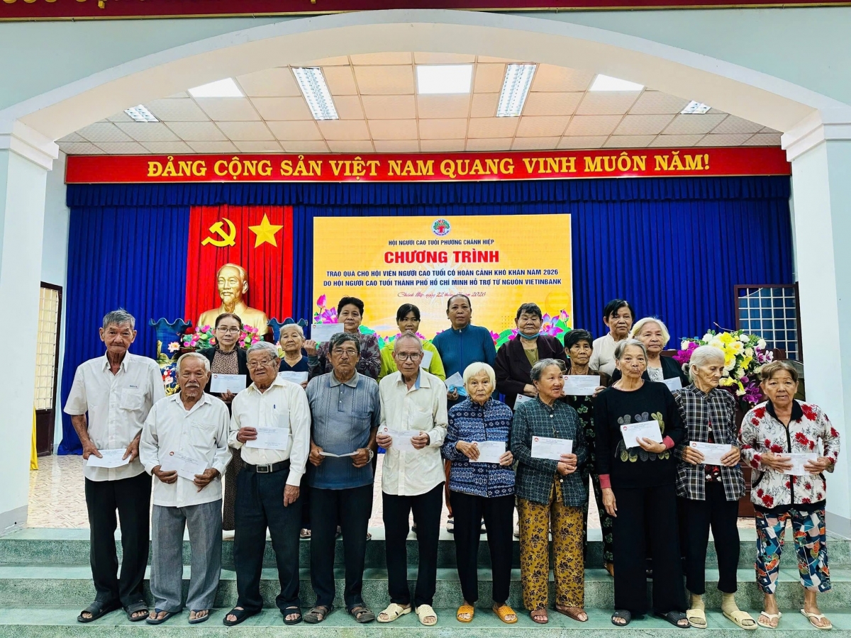 Phường Chánh Hiệp tổ chức cà phê sáng, trao quà và chăm sóc sức khỏe cho người cao tuổi