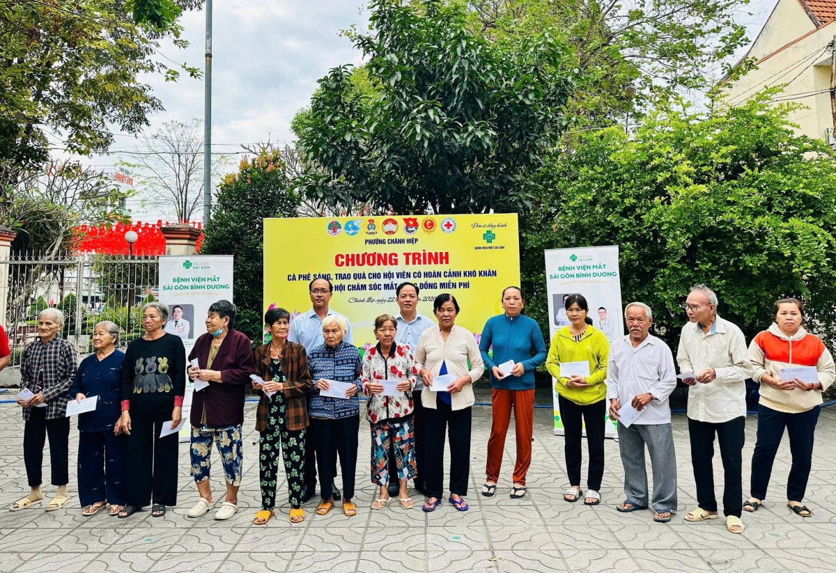 Lãnh đạo phường Chánh Hiệp tặng quà cho hội viên Người cao tuổi.