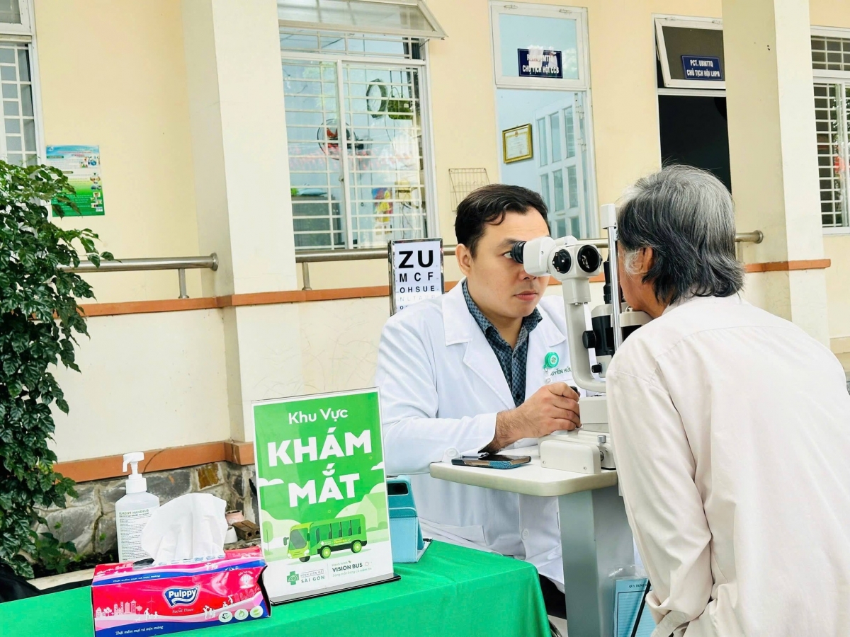 Người cao tuổi phường Chánh Hiệp được khám mắt miễn phí