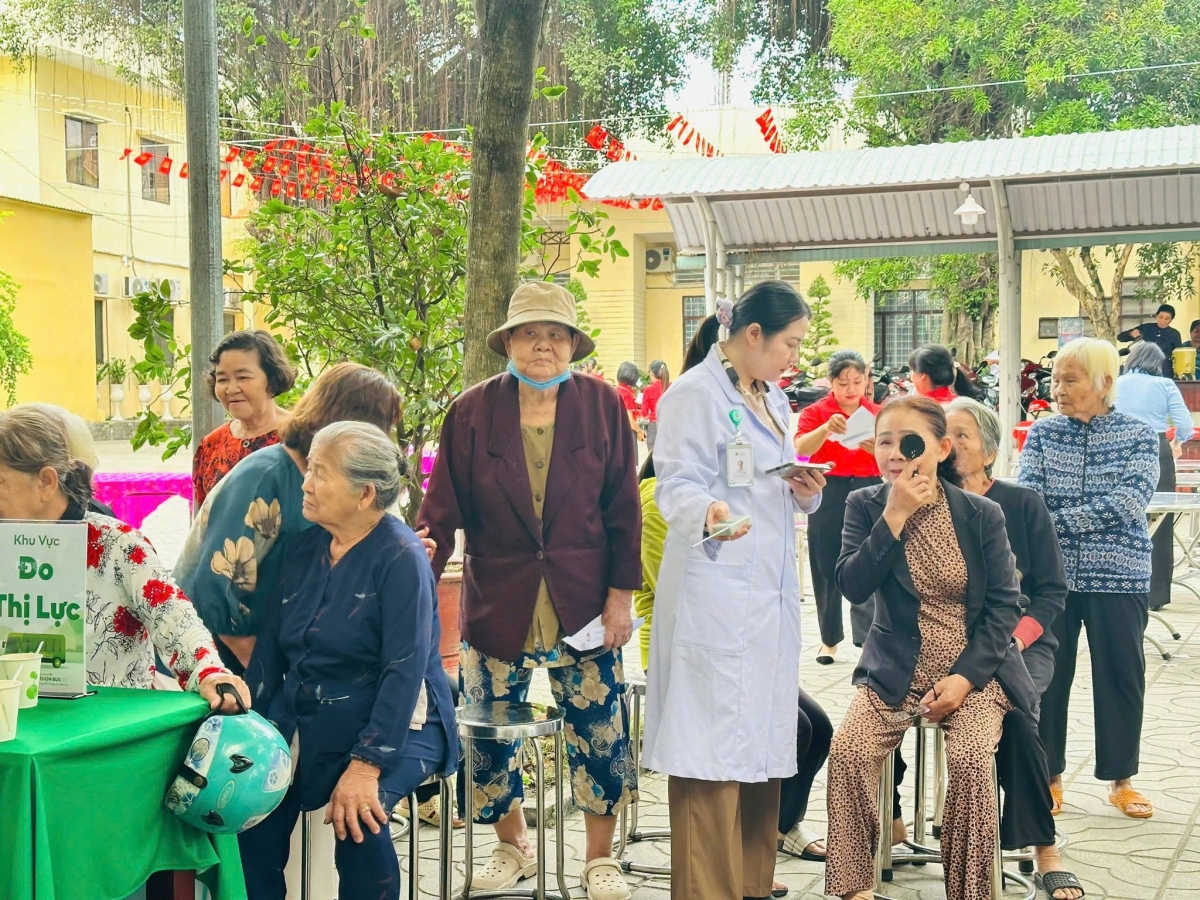 Phường Chánh Hiệp tổ chức cà phê sáng, trao quà và chăm sóc sức khỏe cho người cao tuổi