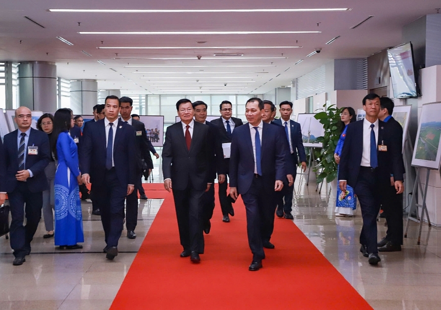 Ông Đặng Hoàng An, Bí thư Đảng ủy, Chủ tịch Hội đồng Thành viên EVN  đón tiếp đoàn.