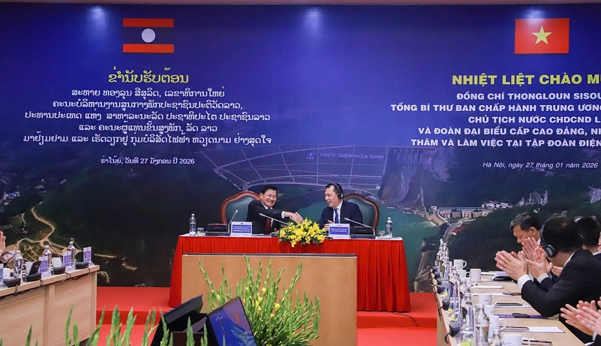 Đồng chí Đặng Hoàng An, Bí thư Đảng ủy, Chủ tịch Hội đồng Thành viên EVN bắt tay Đồng chí Thongloun Sisoulith, Tổng Bí thư Ban Chấp hành Trung ương Đảng Nhân dân Cách mạng Lào, Chủ tịch nước CHDCND Lào tại buổi làm việc.