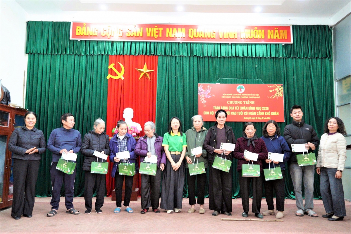 Hội NCT phường Chương Mỹ, TP Hà Nội tặng quà 51 NCT hoàn cảnh khó khăn ở các tổ dân phố
