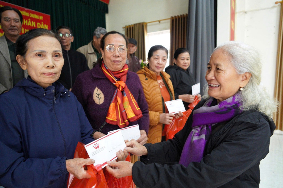 Trao quà NCT hoàn cảnh khó khăn Tổ dân phố Phúc Yến, phường Chương Mỹ, TP Hà Nội