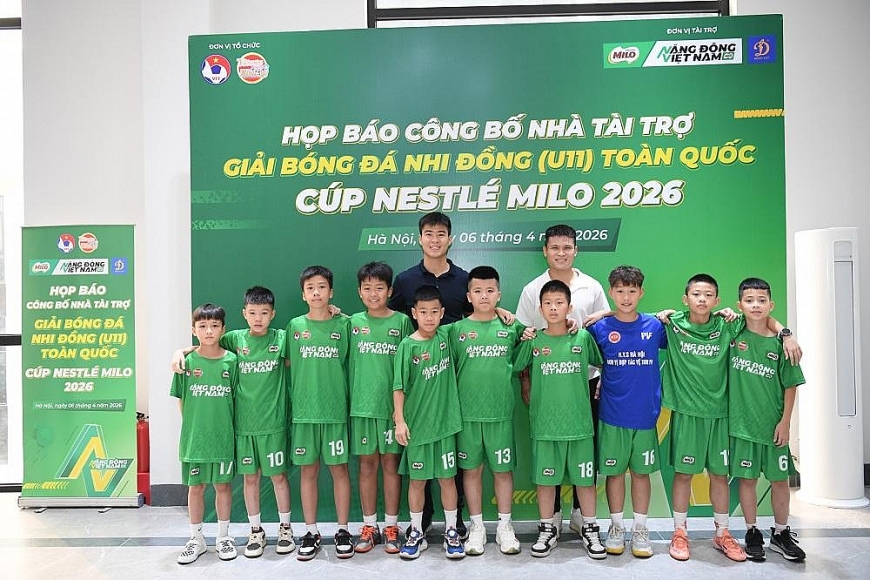 Hai tuyển thủ Đội tuyển bóng đá Quốc gia Việt Nam Đỗ Duy Mạnh và Phạm Tuấn Hải cùng các cầu thủ nhí tại Lễ công bố Giải Bóng đá Nhi đồng (U11) Toàn quốc Cúp Nestlé MILO 2026