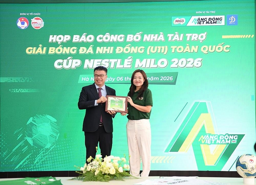 Ban tổ chức trao kỷ niệm chương cho đại diện Nhà tài trợ chính - Nhãn hàng Nestlé MILO