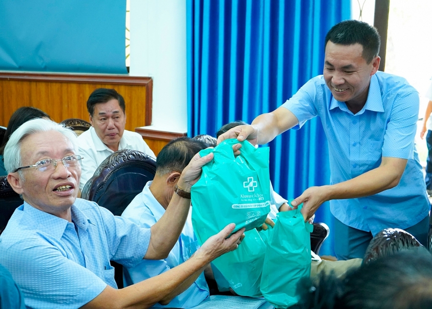 Lãnh đạo Công ty tặng quà Người cao tuổi tham gia Hội nghị