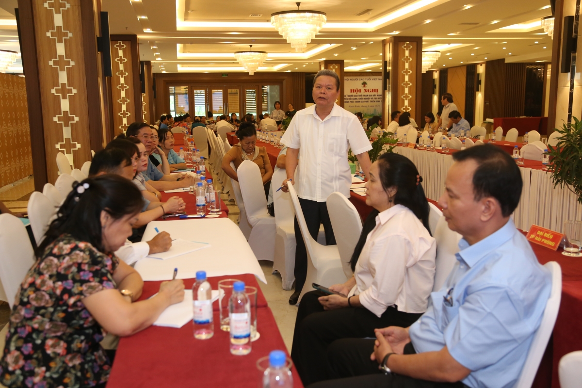 Đại biểu sôi nổi tham gia  thảo luận nhóm