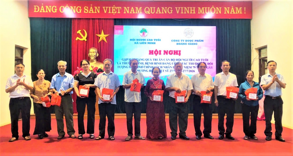 Tặng quà tri ân người cao tuổi thuộc gia đình chính sách, người có công với cách mạng Tặng quà tri ân người cao tuổi thuộc gia đình chính sách, người có công với cách mạng