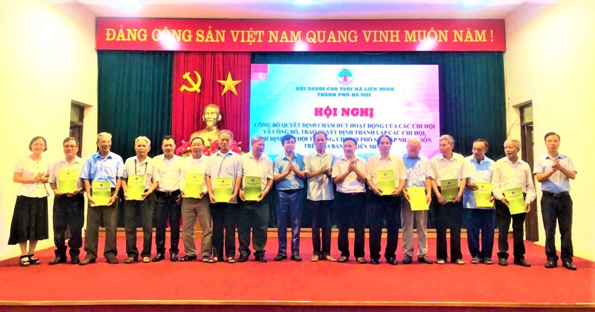 Trao quyết định kiện toàn các Chi hội Người cao tuổi sau sáp nhập thôn Trao quyết định kiện toàn các Chi hội Người cao tuổi sau sáp nhập thôn