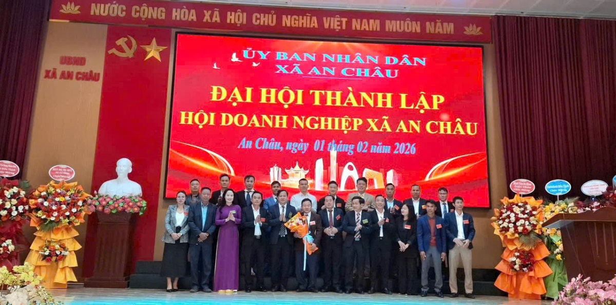 Ông Phạm Ngọc Thắng ( ôm hoa đứng giữa) nhận nhiệm vụ Chủ tịch hội doanh nghiệp xã An Châu. Ông Phạm Ngọc Thắng ( ôm hoa đứng giữa) nhận nhiệm vụ Chủ tịch hội doanh nghiệp xã An Châu.